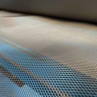 Bordure plissée en micro-maille pour garnitures intérieures automobiles, idéale pour ateliers, vente en gros par bobines, expédition et utilisation en usine.