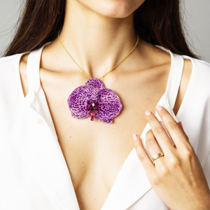 สร้อยคอจี้กล้วยไม้สีม่วง 3 มิติ สไตล์โรแมนติก เครื่องประดับดอกไม้คงสภาพตลอดกาล แฟชั่นสำหรับผู้หญิงและเด็กผู้หญิง เหมาะสำหรับเป็นของขวัญ - Product Image 5