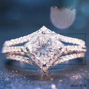 Anello con zirconi a quattro punte, gioiello da donna alla moda e scintillante, da indossare tutti i giorni - Product Image 4