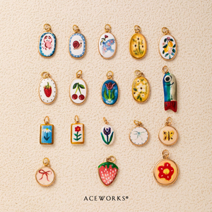 Vignettes de la vie |   Pendentifs de créateur en laiton plaqué or 18 carats peints à la main pour la fabrication de bijoux |   Beauté Quotidienne Unisexe - Product Image 2
