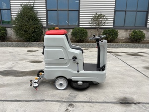 Nettoyeur de sols industriel autoporté avec toit rouge et siège noir pour le nettoyage commercial - Product Image 3