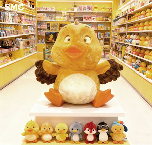 Скульптура из стекловолокна на заказ от SMC: плюшевый пингвин-космонавт для автомобиля, креативная уличная статуя для сада и парка - Product Image 2