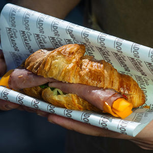 กระดาษห่อเบอร์เกอร์แบบเฟล็กโซกราฟี พิมพ์โลโก้ตามสั่ง ขายส่ง สำหรับอาหารจานด่วน เคลือบ PE กันน้ำ กันไขมัน - Product Image 1