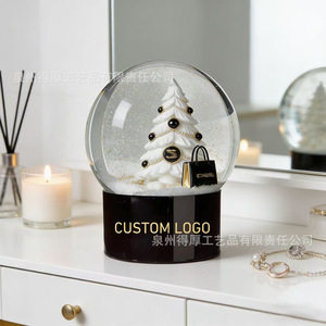 Globe à neige personnalisé avec logo, sapin de Noël et sac pour cadeaux d'entreprise - Product Image 4