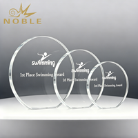 Elegante Placa de Cristal Curva Redonda para Premios de Natación, Base Arqueada Autoportante, Grabado Láser con Silueta de Nadador, Placa de Campeón de Competición
