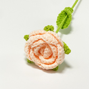 Bouquet di Fiori all'Uncinetto Fatto a Mano, Composizione Floreale Artificiale in Lana Lavorata a Maglia, Rosa Amigurumi, Decorazione per la Casa, Regalo di San Valentino - Product Image 2