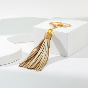 Porte-clés en cuir Yitian avec pompon, pendentif pour sac femme, bijou artisanal élégant, accessoire de trajet - Product Image 2