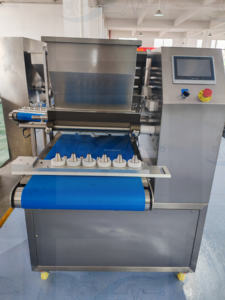 Machine commerciale automatique compacte pour la fabrication de macarons et de cupcakes, avec système de remplissage - Product Image 3