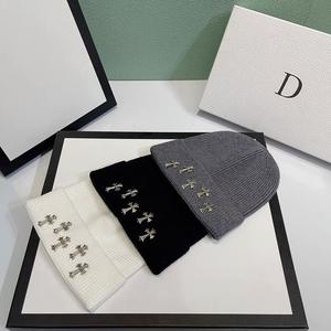 Sombrero de punto con logotipo de <span class=keywords><strong>metal</strong></span> Sombrero de invierno Protección auditiva de moda Gorro frío cálido Gorro de punto para parejas Gorro con puños - Product Image 2