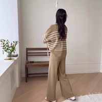 Nouvelle collection 2026 : Ensemble 2 pièces mode coréenne pour femme – Haut tricoté rayé ample et pantalon large décontracté à taille haute en maille drapée – Vente en gros
