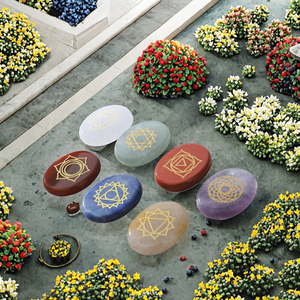 Ensemble de 7 pierres de chakra gravées pour la guérison par le Reiki, la méditation et la pleine conscience, en pierres précieuses - Product Image 3