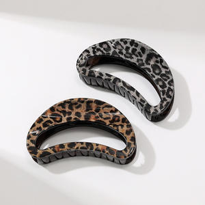 Pince à cheveux coréenne géométrique pour femme, motif léopard, forme demi-lune évidée, style requin, pour un look élégant - Product Image 3