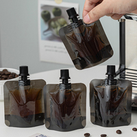 Pochette souple noire avec bec verseur pour boissons liquides (vodka, café) 50ml – En stock