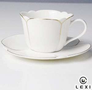 Set di Tazza e Piattino in Porcellana Bianca con Bordo Dorato LEXI, Elegante Tazza <span class=keywords><strong>da</strong></span> Tè in Ceramica a Forma di Giglio per il Tè del Pomeriggio - Product Image 2