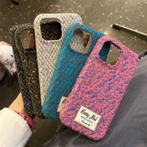 เคสโทรศัพท์ที่เหมาะสำหรับ iPhone 17 Pro Max, เคสโทรศัพท์กันกระแทกแบบใหม่ ดีไซน์น่ารัก ลายปักกำมะหยี่ สำหรับฤดูใบไม้ร่วงและฤดูหนาว รูระบายอากาศขนาดใหญ่ - Product Image 1