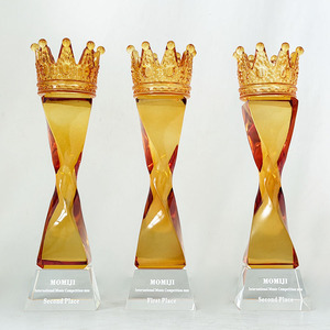 Trophée en cristal torsadé ambre K9 de qualité supérieure, forme couronne royale, gravé sur mesure, pour concours de beauté et excellence corporative - Product Image 1