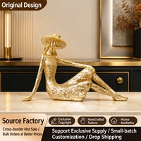 Figurine de femme assise en résine dorée avec chapeau à large bord, sculpture féminine moderne pour la décoration de salon, de bureau et d'étagère