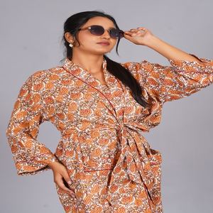 Bata Kimono de Algodón Azul Talla Grande Color Marrón, Ropa de Estar por Casa con Estampado Floral Hecho a Mano, Disponible a Precio Mayorista - Product Image 3