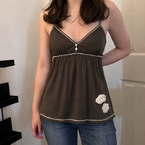 Camisola Nueva 2026 para Mujer, Color Marrón, Cuello en V, con Ribete en Contraste y Decoración Floral 3D, Corte Ajustado, Sin Mangas, Estilo Holgado para Verano - Product Image 3