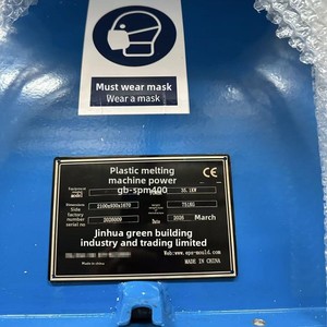Machine de recyclage et de granulation par extrusion de panneaux alvéolaires en PP, pour déchets de plastique et de mousse, avec bande de fusion et dispositif d'évacuation des fumées - Product Image 1