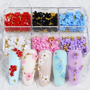 Sıcak satış tırnak gümüş altın boncuk Mini beyaz bahar reçine 3D akrilik çiçekler Nail Art Charms çivi için yığınlar