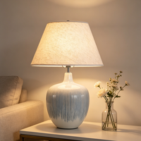 Lampe de table de style hôtel de luxe, finition céramique brillante avec abat-jour en lin beige pour chevet de lit king size