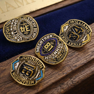 Pin <span class=keywords><strong>de</strong></span> Solapa <span class=keywords><strong>de</strong></span> Lujo Personalizado con Temática <span class=keywords><strong>de</strong></span> Fútbol, Nombres y Números Grabados, <span class=keywords><strong>de</strong></span> Aleación <span class=keywords><strong>de</strong></span> Zinc Dorado, Juego <span class=keywords><strong>de</strong></span> Pines Metálicos para Premios Deportivos - Product Image 3