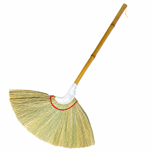 Balai en fibres naturelles de style crevette avec manche en bambou pour le nettoyage traditionnel des sols intérieurs, écologique - Product Image 1