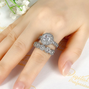 Anello di Fidanzamento Scintillante con Micro Pavé di Zirconi per Donne, Elegante Gioiello da Dito alla Moda - Product Image 2