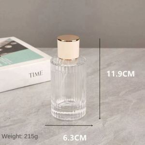 Flacon de parfum cylindrique en verre transparent de luxe rechargeable et personnalisable de 100 ml avec pulvérisateur à pompe et diffuseur à bâtonnets, prêt à l'emploi - Product Image 6
