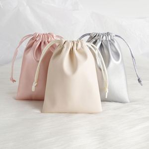 Sac à cordon personnalisé en cuir PU souple de luxe avec logo en relief, pochette à bijoux tendance pour l'été et le printemps - Product Image 2