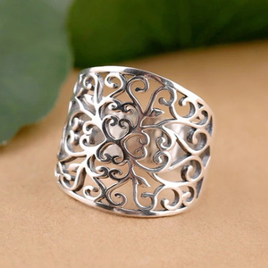 Anello Creativo Vintage con Motivo a Nuvola Traforata in Stile Etnico per Dito Indice Femminile - Product Image 1