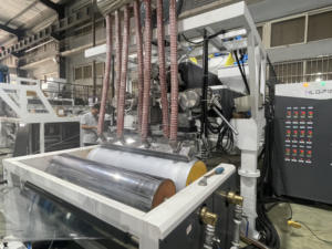 Macchina per <span class=keywords><strong>Film</strong></span> Cast in PE LLDPE a 3 Strati ABA Completamente Automatica con Motore a Doppia Vite ad Alta Precisione a Basso Prezzo - Product Image 3