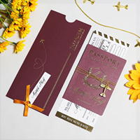 Invitation de mariage et carte d'embarquement personnalisées en or et bordeaux avec décoration d'avion et poche