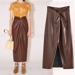 Fente latérale de couleur marron et <span class=keywords><strong>jupe</strong></span> <span class=keywords><strong>longue</strong></span> en similicuir PU serrée à la mode décontractée plissée pour femmes - Product Image 1