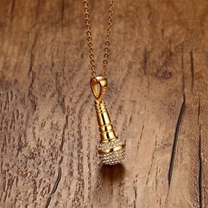 Collar con Colgante de Zirconia Chapado en Oro y Acero Inoxidable con Cadena de Eslabones en Forma de Micrófono, Diseño Moderno para Hombre - Product Image 5