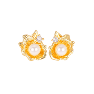 Orecchini a perno E2894 con fiore dorato e perla bianca sintetica AAA, montatura a griffe, stile classico da donna per tutti i giorni - Product Image 1