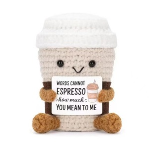 Peluche de dessin animé tricotée à la main, décoration créative pour la maison et le bureau, idéale comme cadeau : Grande pomme de terre beige courbée avec base, motif chapeau de cowboy - Product Image 3