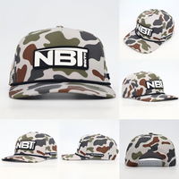 Gorra de golf deportiva de poliéster impermeable personalizada con camuflaje, perforada con láser, transpirable, con cuerda y detalles de goma PVC.