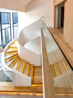 Escalier en colimaçon de luxe personnalisé avec marches en chêne et éclairage LED à capteur