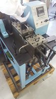 Machine semi-automatique pour la pose de lacets et cordons en plastique, idéale pour les lacets de chaussures, les sangles de sacs cadeaux, les élastiques pour cheveux et les bandes élastiques.