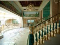 Planche de pierres précieuses, design d'intérieur de luxe, villa à Dubaï, main courante d'escalier en pierre de malachite, pilier