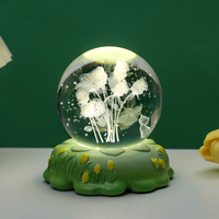 Lampe de Chevet LED 3D en Verre Gravé avec Fleurs, Boule de Cristal, Base en Mousse Verte, Alimentation USB, Lampe de Bureau Personnalisable en Gros, Motifs Œillet et Lys pour la Maison
