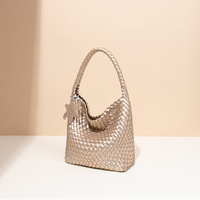 Tas Tote PU Anyaman Poliester Warna Champagne Gold Model Gun Same Style dengan Gantungan Bintang, Kapasitas Besar, Fashionable, Selempang