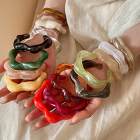 Bracelet manchette ouvert en résine à motif floral géométrique irrégulier en acrylique, vente en gros, faible MOQ, prêt à expédier