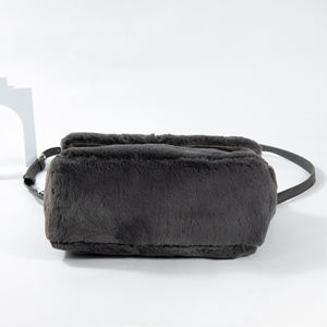 Bolso de mano profesional personalizado de invierno de felpa de color sólido Mini bolso de hombro para mujer - Product Image 2