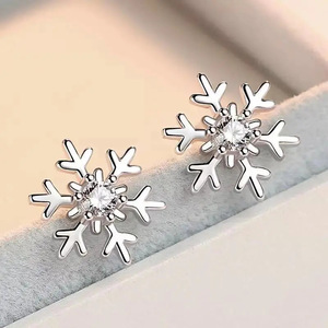 Orecchini a Perno a Forma di Fiocco di Neve per Donne, Accessori per Orecchie Freschi per Uso Quotidiano e Stile Festivo - Product Image 1
