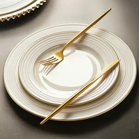 Assiette en porcelaine de luxe de 8 pouces avec bord doré, design oriental traditionnel, compatible lave-vaisselle et micro-ondes