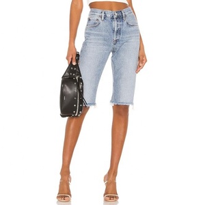 Taille haute bermuda femme courte en denim de mode design avec ourlet effiloché - Product Image 1