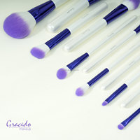 Ensemble de 12 pinceaux de maquillage pour le visage à poils synthétiques à pointe violette, manches en bois blanc nacré, viroles en aluminium violet, marque privée